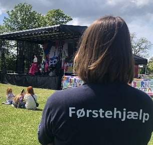 Førstehjælper fra Medic Team Danmark holder opsyn ved en børnefestival