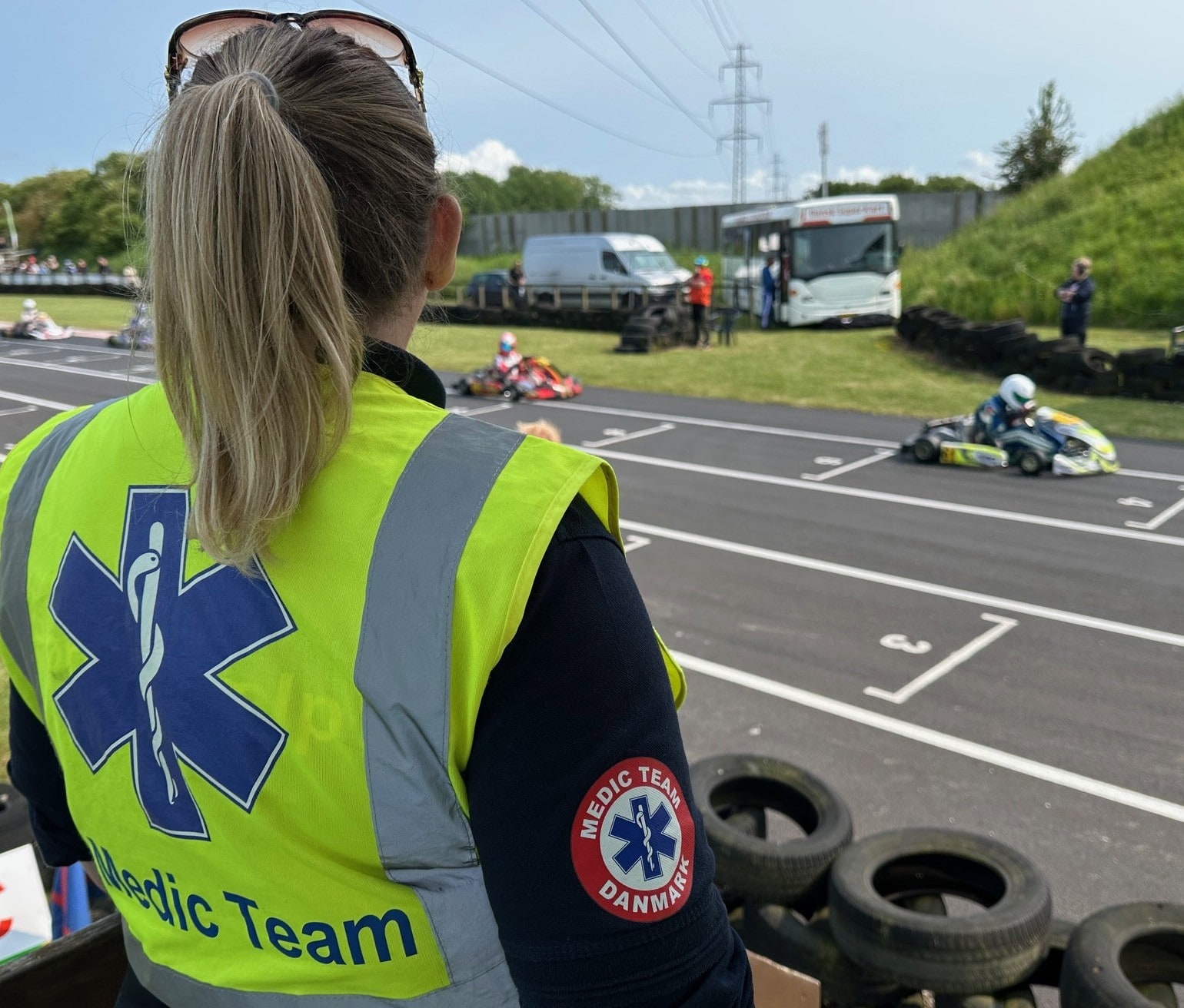 Førstehjælper fra Medic Team Danmark holder vagt ved et gokartarrangement