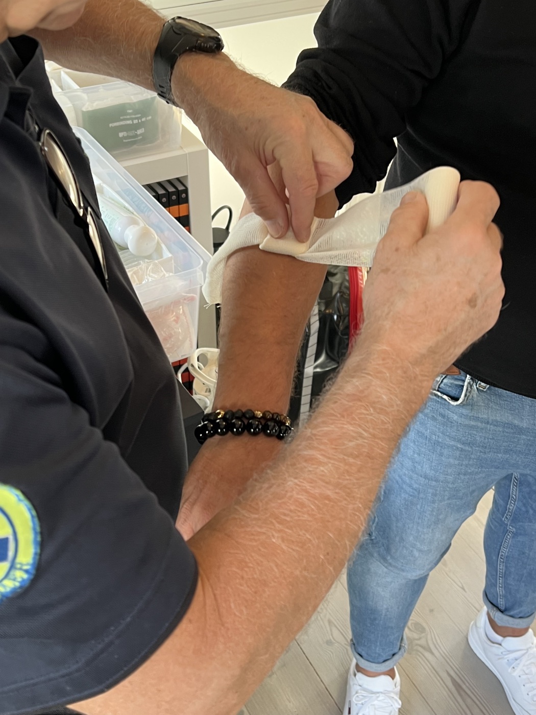 En mindre skade bliver behandlet af Medic Team Danmark