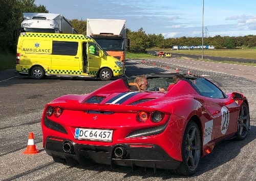 Medic Team Danmarks ambulance ved et motorsportsarrangement
