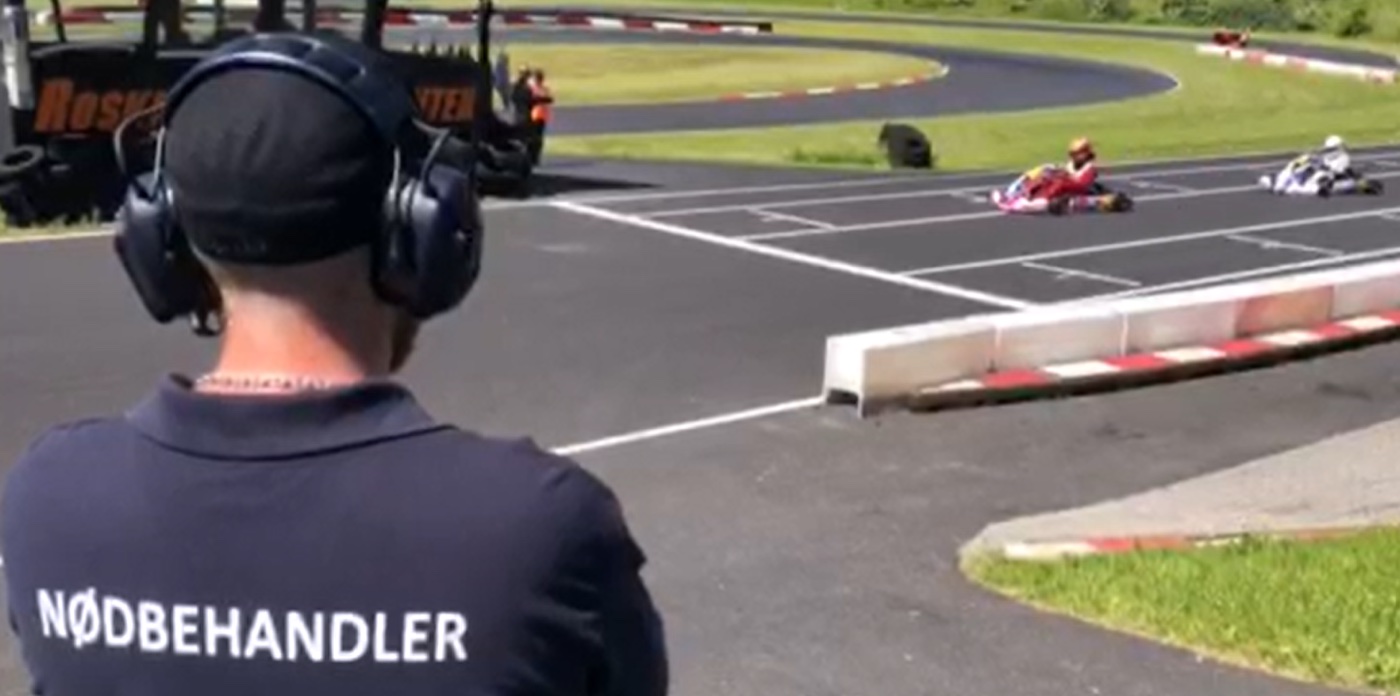 Nødbehandler fra Medic Team Danmark holder opsyn med motorsport