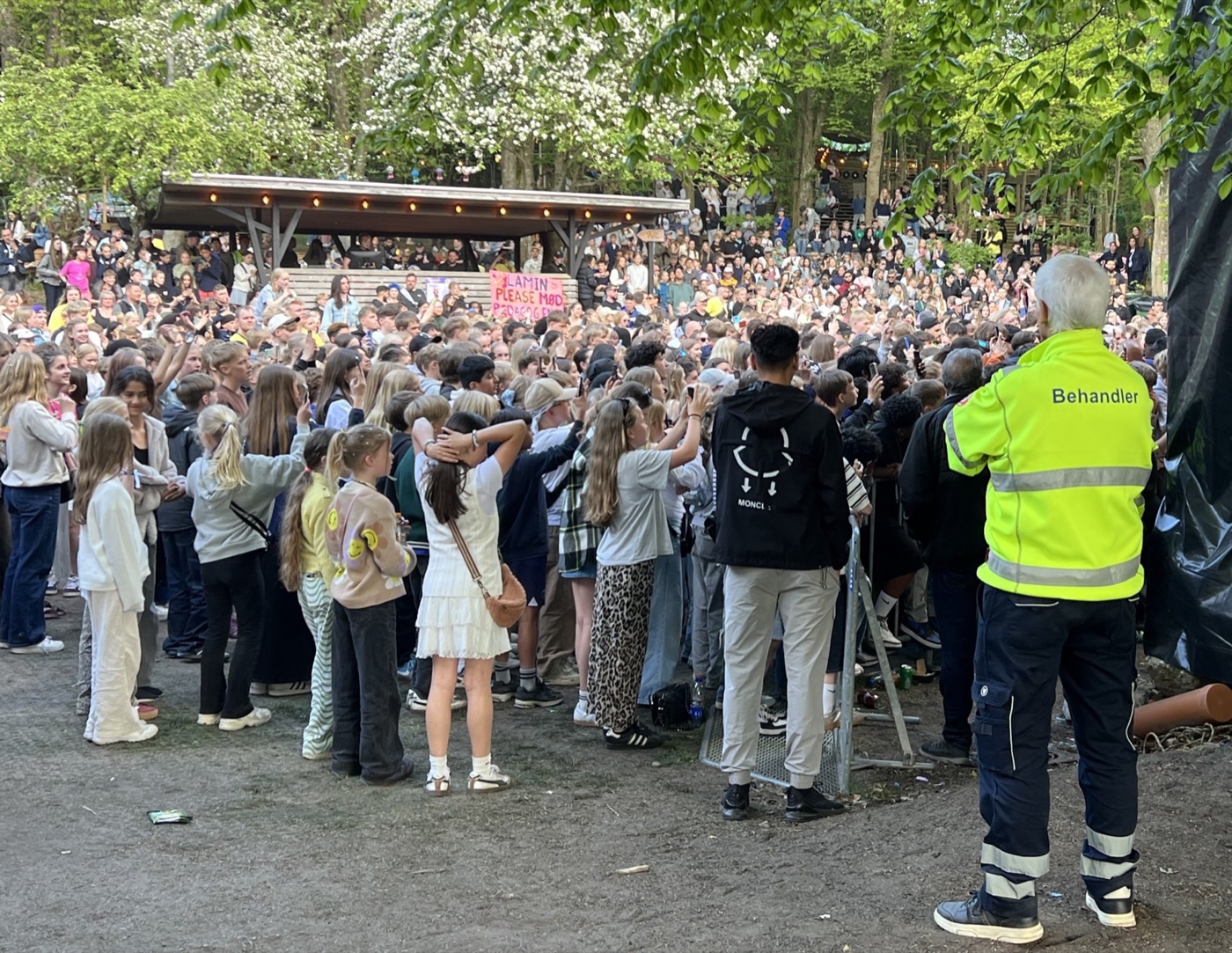 Medic Team Danmark holder opsyn med publikum ved et større event