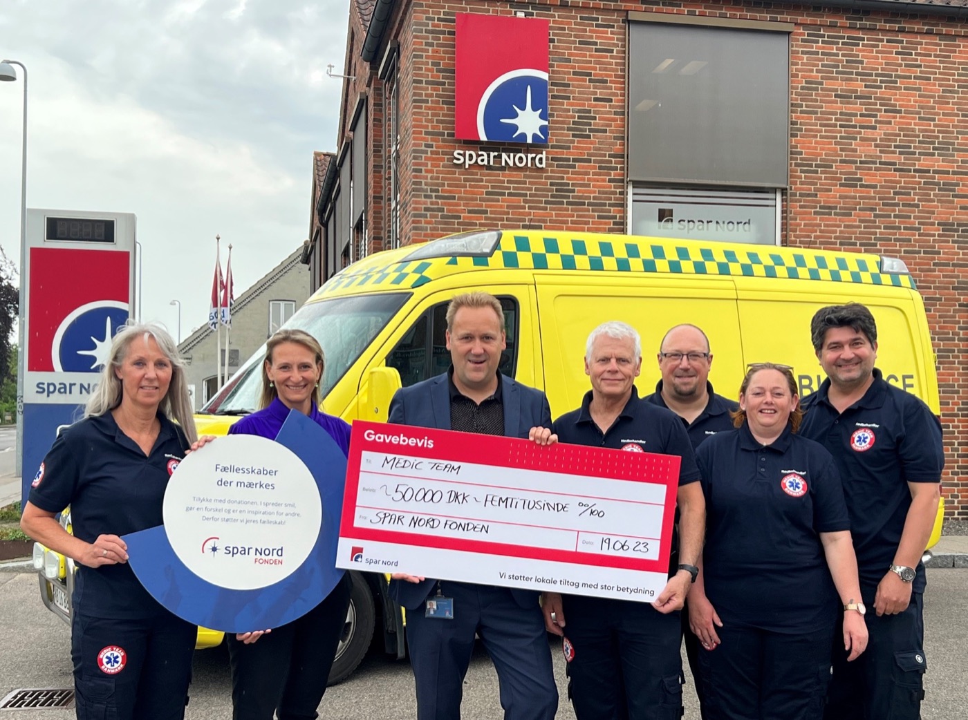 Medic Team Danmark modtager sponsorstøtte foran foreningens ambulance