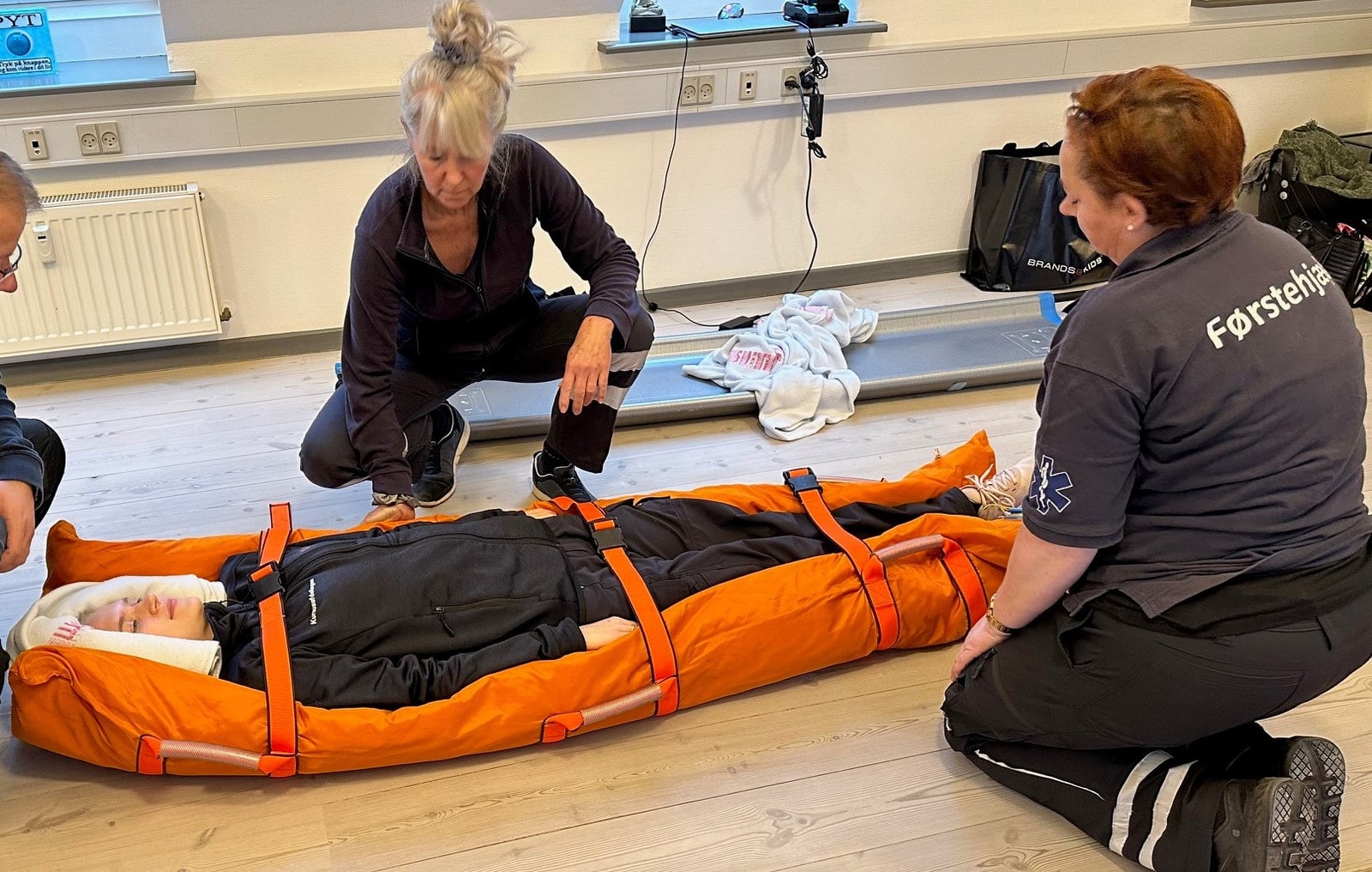 Medlemmer af Medic Team Danmark træner lejring og sikring af en tilskadekommen